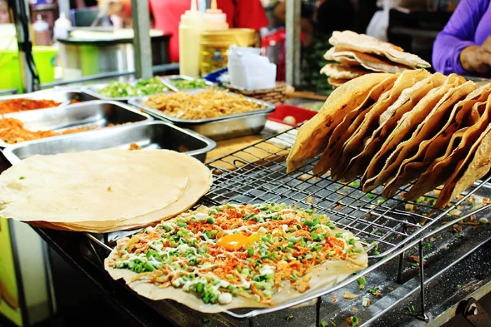 stall Hoi An night market - Pizza Vietnamese "Banh Trang Nuong"