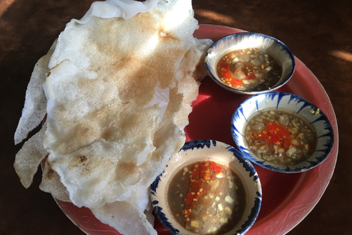 What to eat in Hoi An? "Bánh đập hến xào" is a combination of minced clams and smashing rice paper