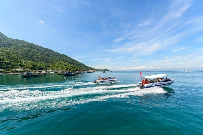 Travel to Cham Island by speedboat