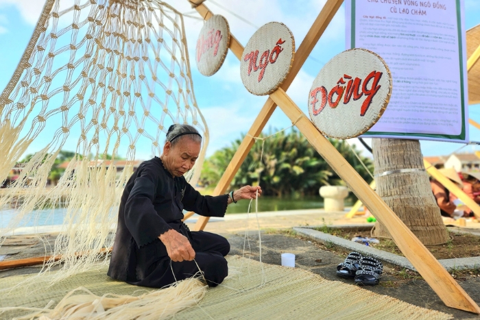 The unique craft of knitting hammocks from tree bark on Cu Lao Cham island