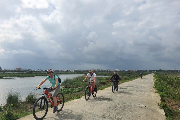 What to do in Hoi An at the weekend ? Cycling in the rice fields of Tra Que