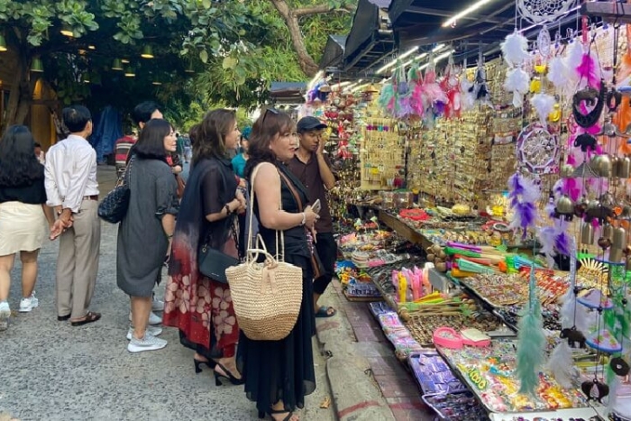 Local shopping with the girls in Hoi An's craft stores
