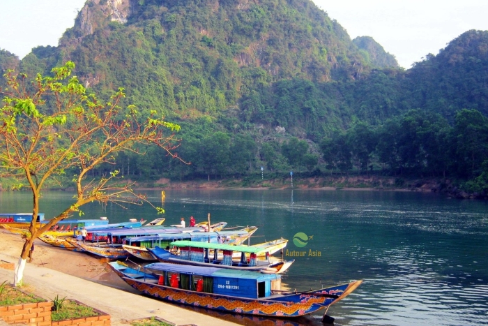 Slow boat ride along the Son River in your Hue Dong Hoi 4 days tour