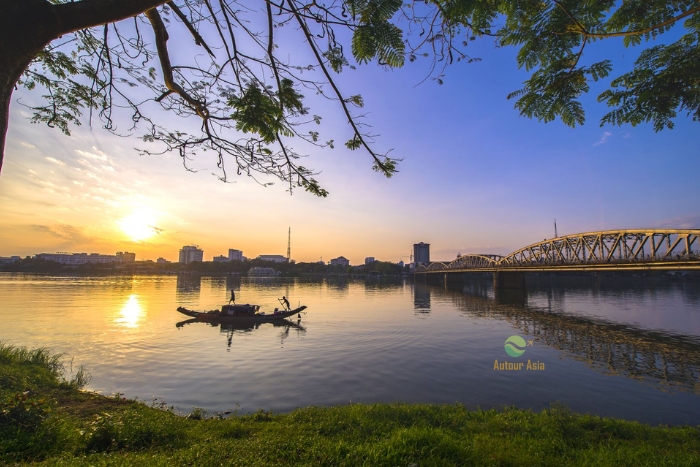 Peaceful cruise on Perfume River in the best 4-day Hue Dong Hoi trip
