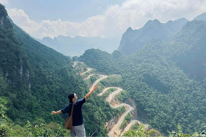 Conquering Me Pia Pass on Northern Vietnam itinerary 6 days