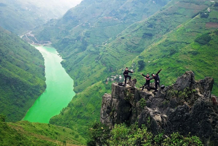 Exploring Ma Pi Leng Pass on Northern Vietnam itinerary 6 days