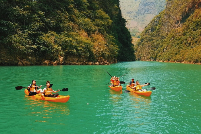 Boat Trip on Nho Que River in 6-Day North Vietnam Adventure Itinerary