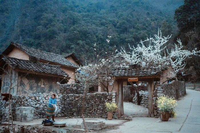 Visitors discover Pao’s House on Lang Son Cao Bang Ha Giang Loop