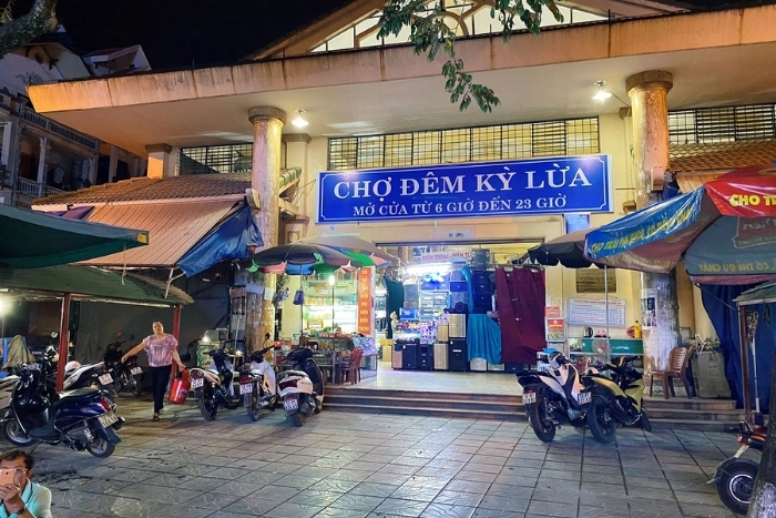 Evening shopping at Ky Lua Lang Son Cao Bang Ha Giang loop