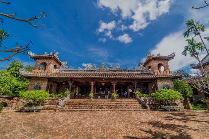 Ben Xuan Garden House Theatre is a must-see in a 2-week Vietnam Laos luxury tour