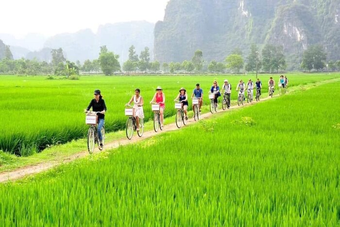 Ride a bike through the valley to visit the villages