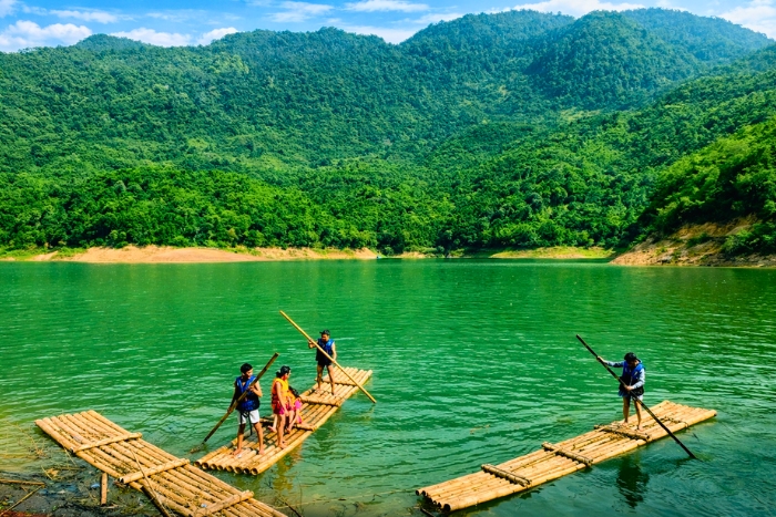Gliding on the water by bamboo raft, an authentic immersion during my 6 days in Mai Chau Pu Luong Ninh Binh