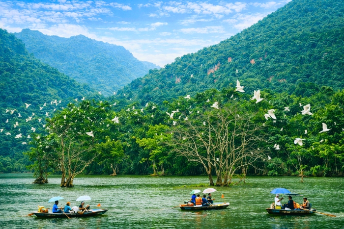Suspended moments between valleys and karst landscapes of Northern Vietnam