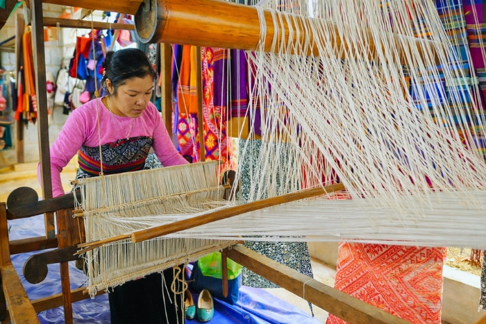Observing and understanding White Thai brocade weaving in Mai Chau