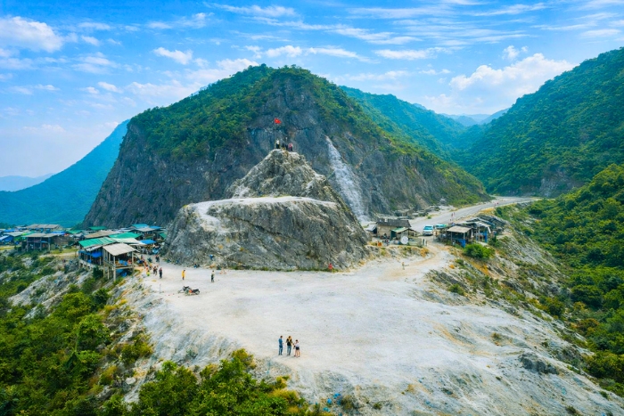 Majestic view over the Mai Chau valley from Thung Khe Pass