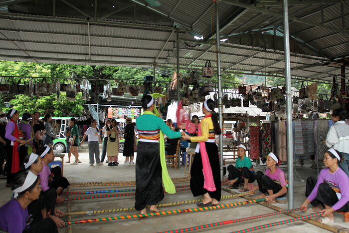 Traditional dance in Lac village