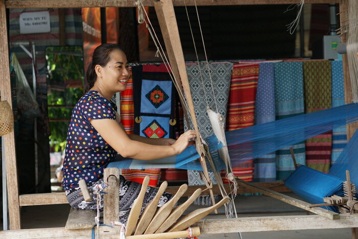 Weaving fabric in Lac village