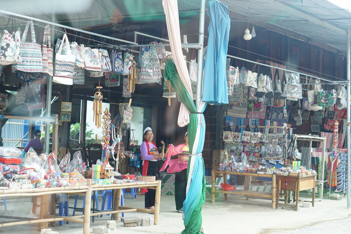 The local handicrafts and markets in Lac village