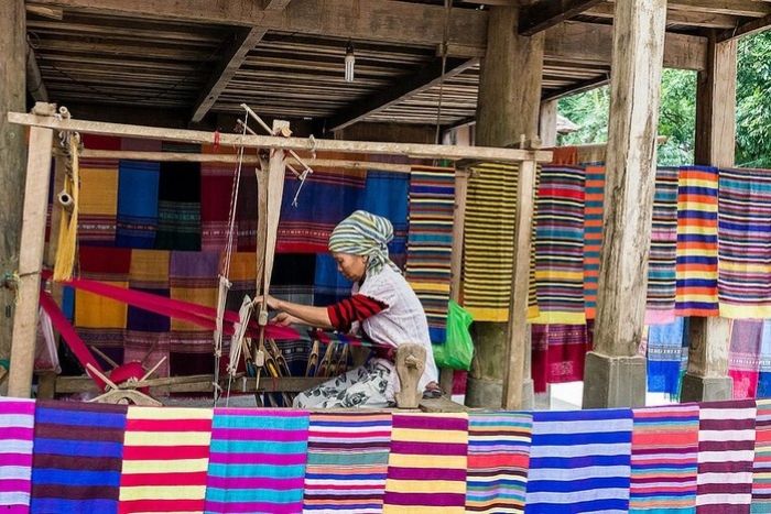 Shopping in Mai Chau - Brocade souvenirs are a must!