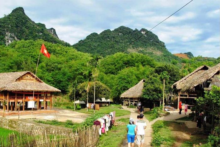 Discover Pom Coong and its authentic stilt houses