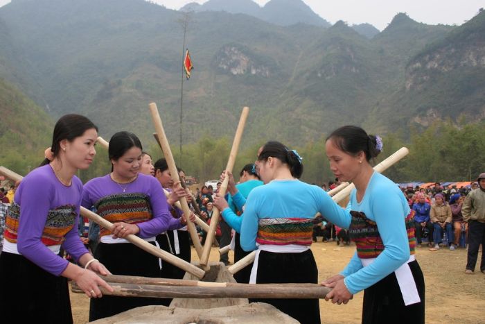 Morning hike and craft workshops in villages