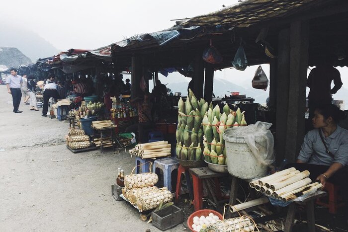 The market on the top of Thung Khe pass