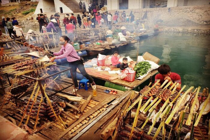 Thac Bo floating market