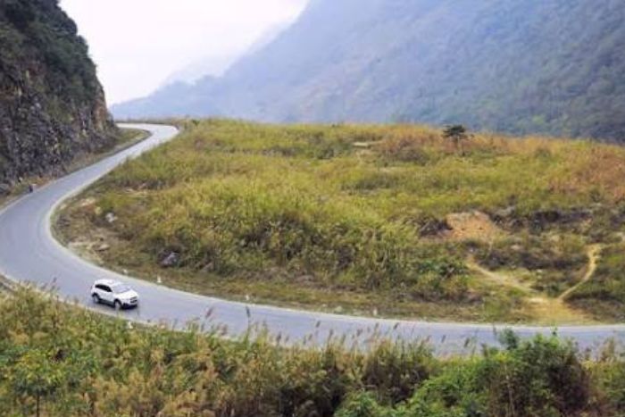 The road to Mai Chau crosses the mountains of Hoa Binh