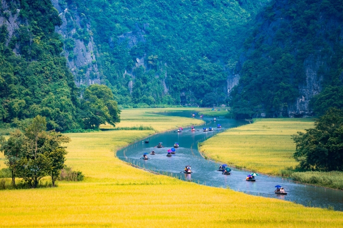 Tam Coc Boat Journey – A Peaceful Highlight in Our Vietnam Cambodia 21-Day Itinerary