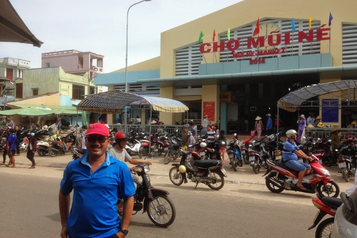 Buy souvenirs after Mui Ne 3-day family trip in Mui Ne Market