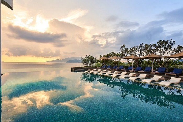 The infinity pool at Sheraton Nha Trang Hotel & Spa