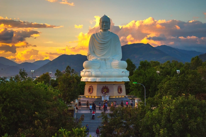 What to do in Nha Trang? Visit Long Son Pagoda