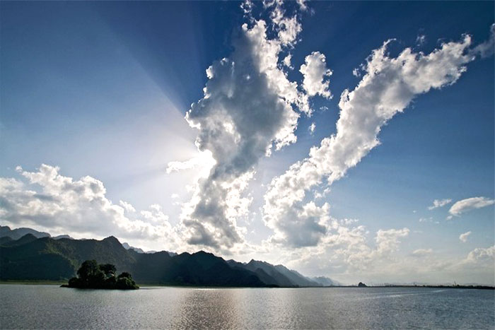 Beauty of Yen Quang Lake