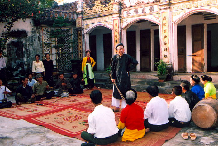 A play of Cheo takes place in Communal House Yard
