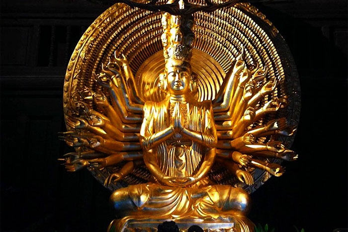 The 80-ton gold-coated statue of Bodhisattva Avalokitesvara in Bai Dinh Pagoda