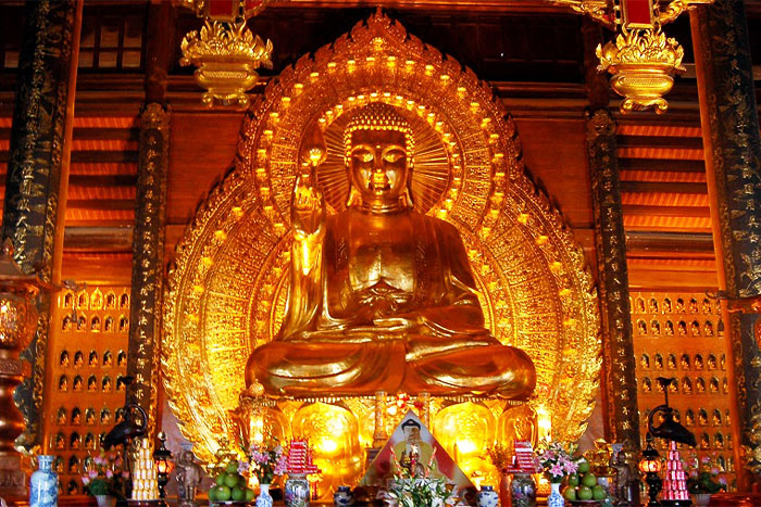 The 100-ton bronze Buddha statue of Phap Chu Hall in Bai Dinh Pagoda