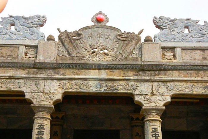 The decoration of two Dragon of Thai Vi Temple