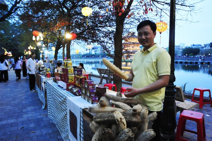 Stalls in Hoa Lu ancient town, Ninh Binh