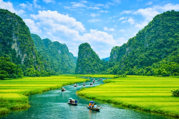 Tam Coc gently with a day adapted to seniors
