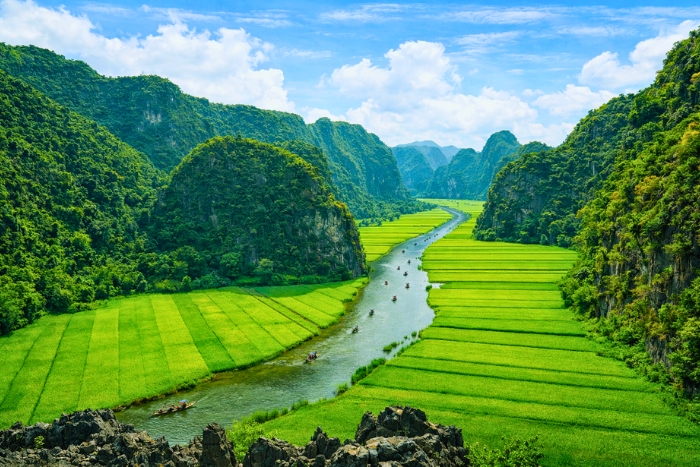 Unforgettable moment among the mountains of Tam Coc before the return to Hanoi