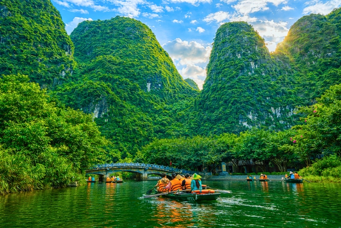 Trip to Ninh Binh in March and April: Boat excursion in Trang An