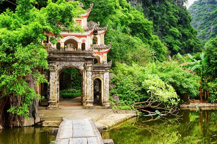 Visit Bich Dong pagoda