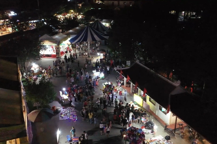 Night market in Tam Coc: local flavors and colors