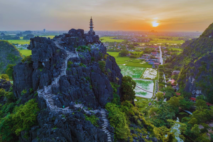 Explore the summit of Hang Mua