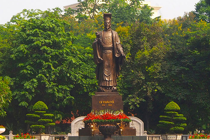 Statue of Ly Thai To