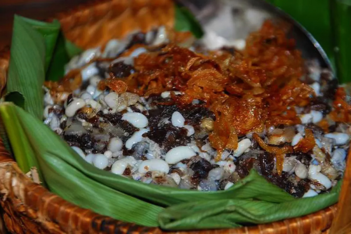Xôi trứng kiến, one of the must-try dishes in Ninh Binh