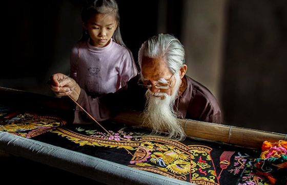 What To Do In Ninh Binh ? Visit Van Lam Embroidery Village Ninh Binh