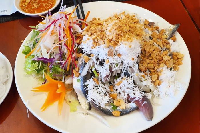 Raw herring salad among the specialties in Phu Quoc today