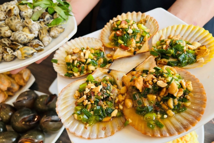 Grilled giant scallops are must try food in Phu Quoc