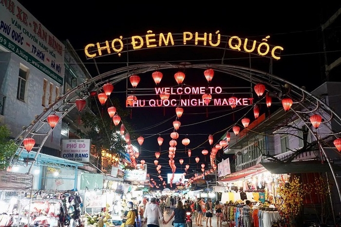 The warm and lively atmosphere of Duong Dong night market